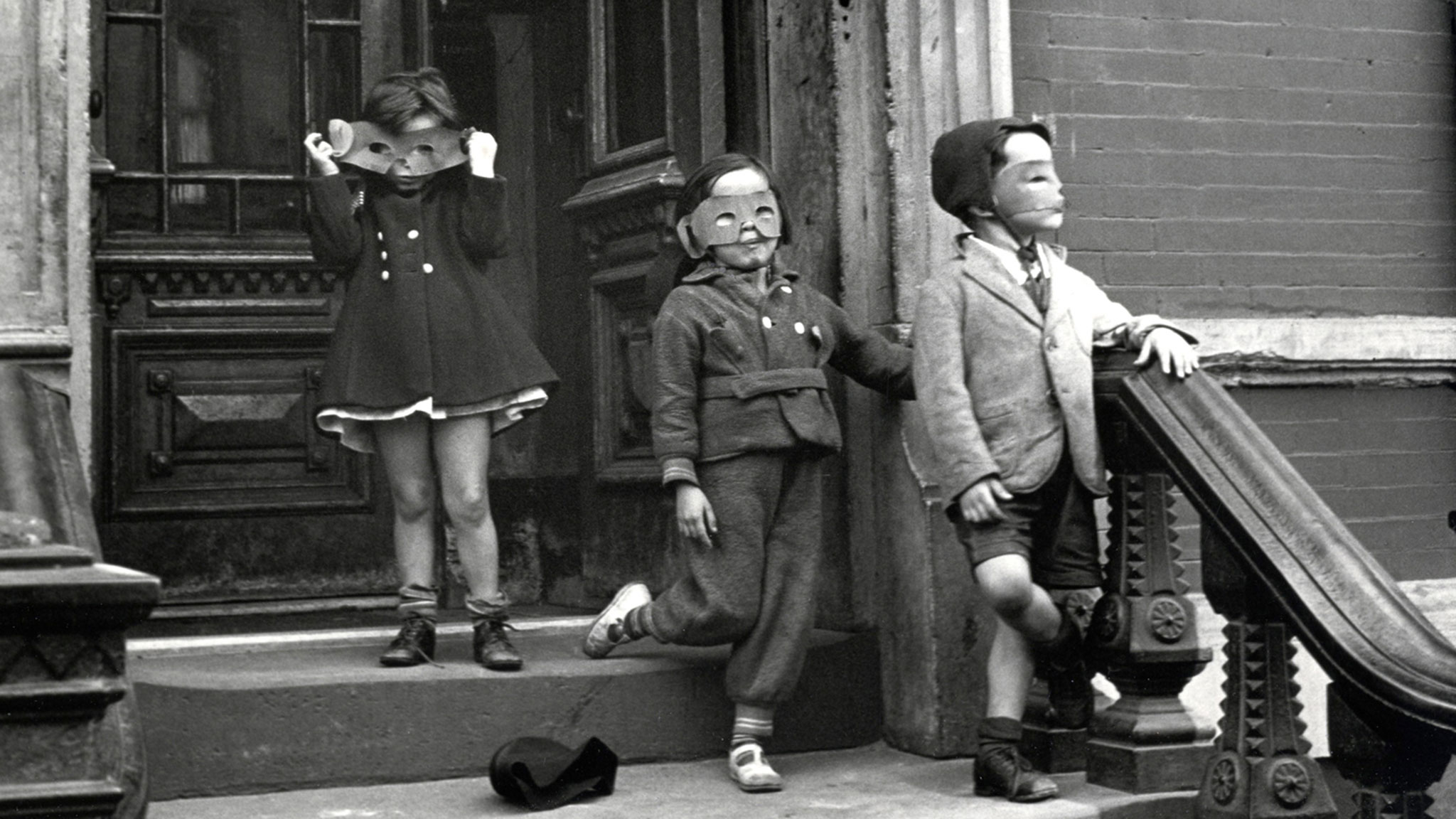 Helen Levitt New York.Three Masked Children on Stoop (1942). ©Galerie Thomas Zander, Cologne 